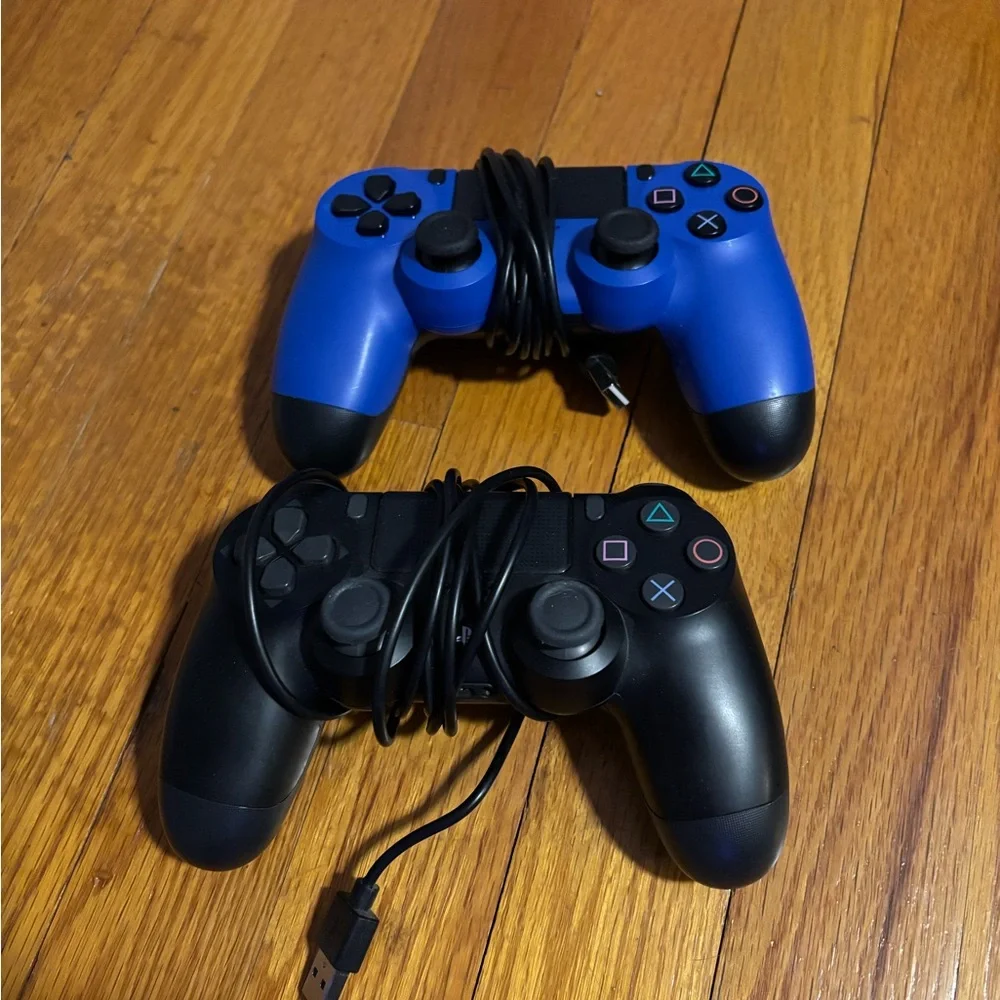 PlayStation 4 BUNDLE controllers and 10 games